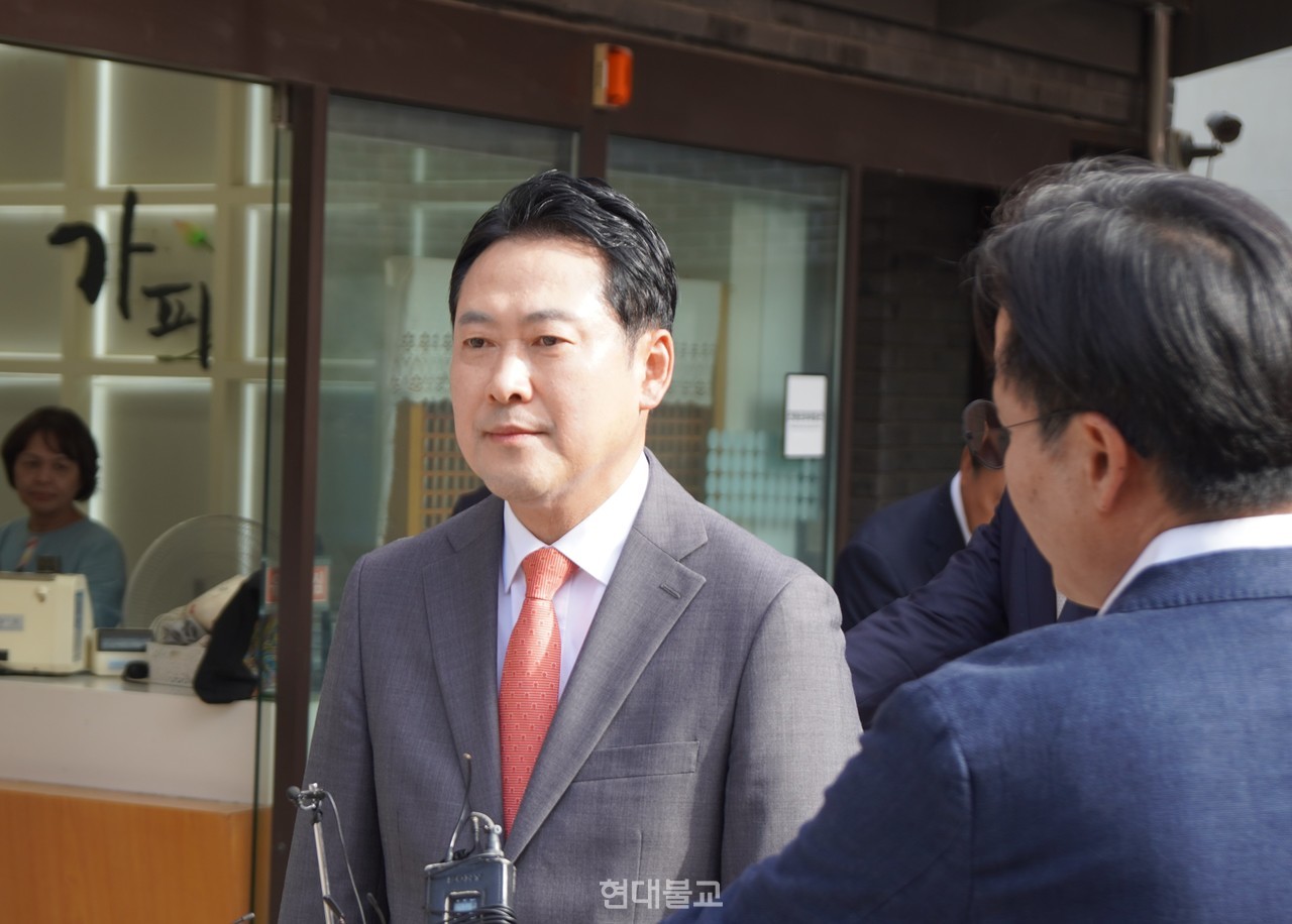 장동혁 국민의힘 대표가 진우 스님 예방 후 기자들의 질문에 답하고 있다.