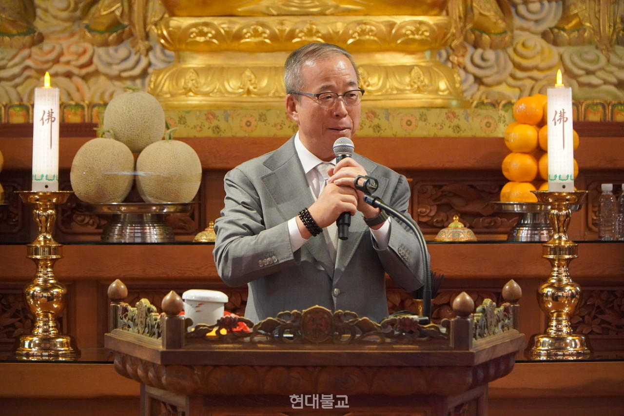 ����� ������ ȯ���縦 �ϰ� �ִ�.&nbsp;