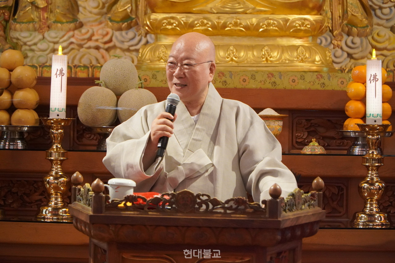 ���� �����簡 ��縦 �ϰ� �ִ�.&nbsp;