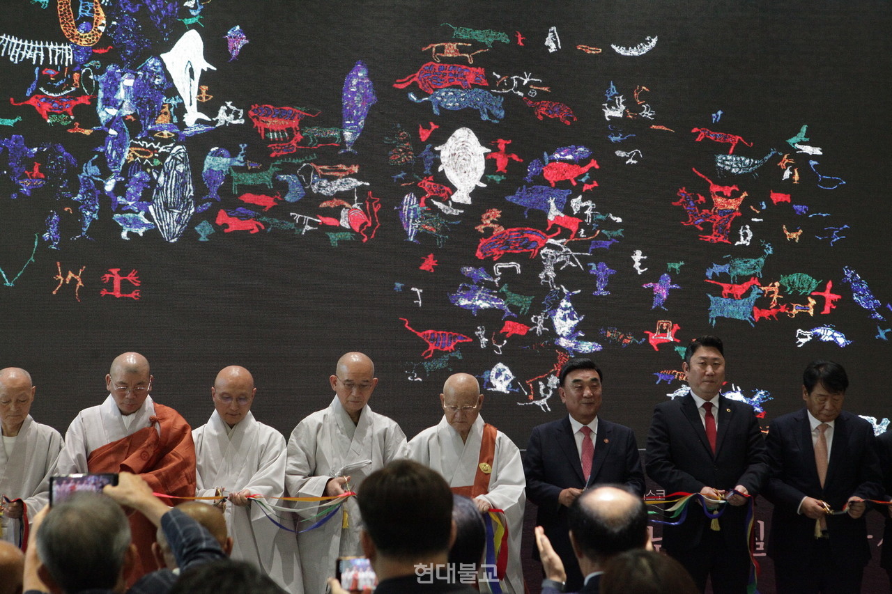 내빈들의 테이프 커팅 모습