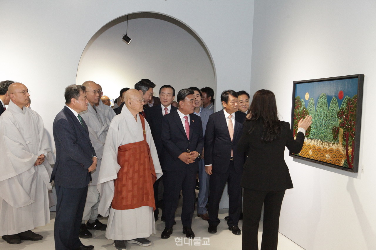 개막 이후 전시장을 관람하고 있는 성파 스님과 내빈들의 모습