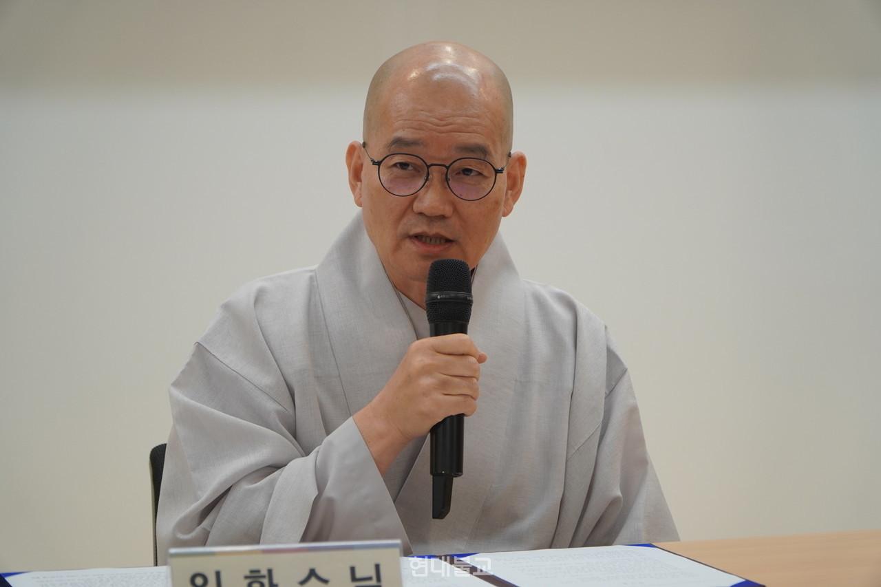 일화 스님이 인사말을 하고 있다. 