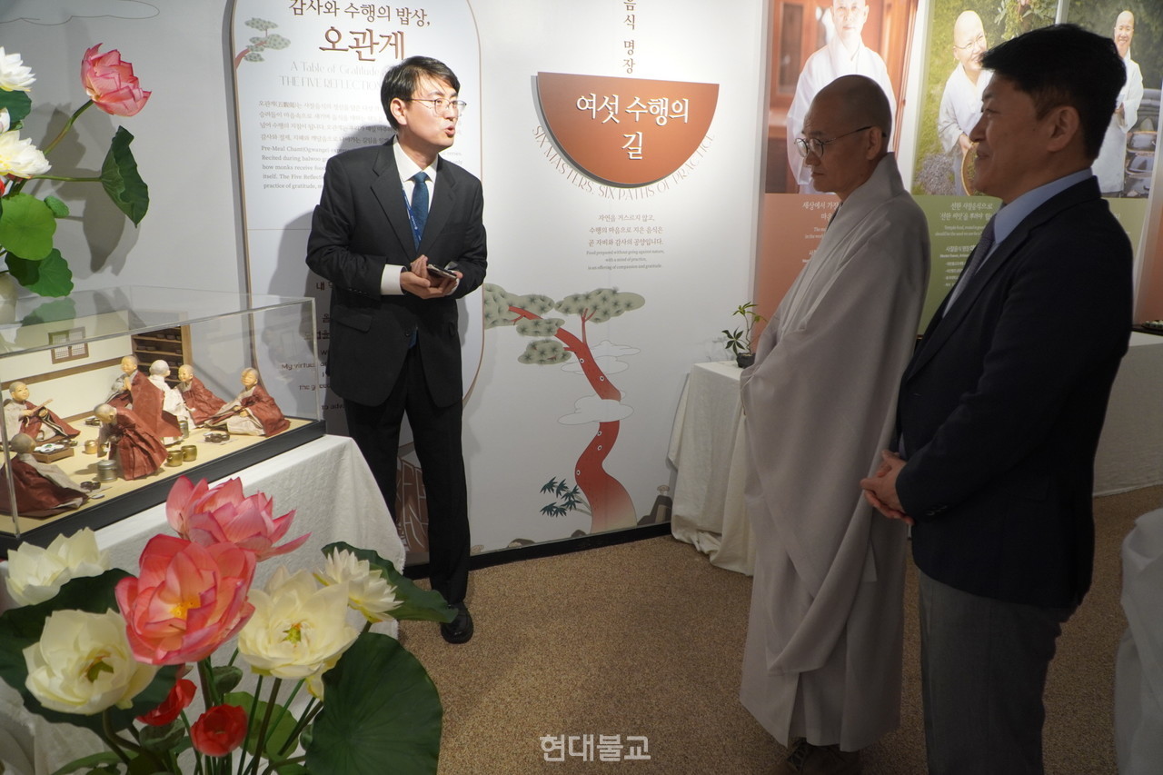 한식진흥원이 개최한 사찰음식 국가무형유산 등재 기념 특별전 ‘자연과 함께 짓는 밥상, 사찰음식’을 일화 스님과 이규민 이사장이 라운딩 하고 있다. 