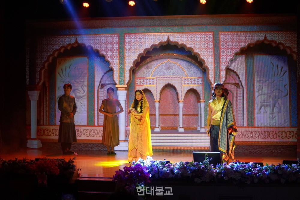 뮤지컬 싯다르타 팀의 축하 공연.