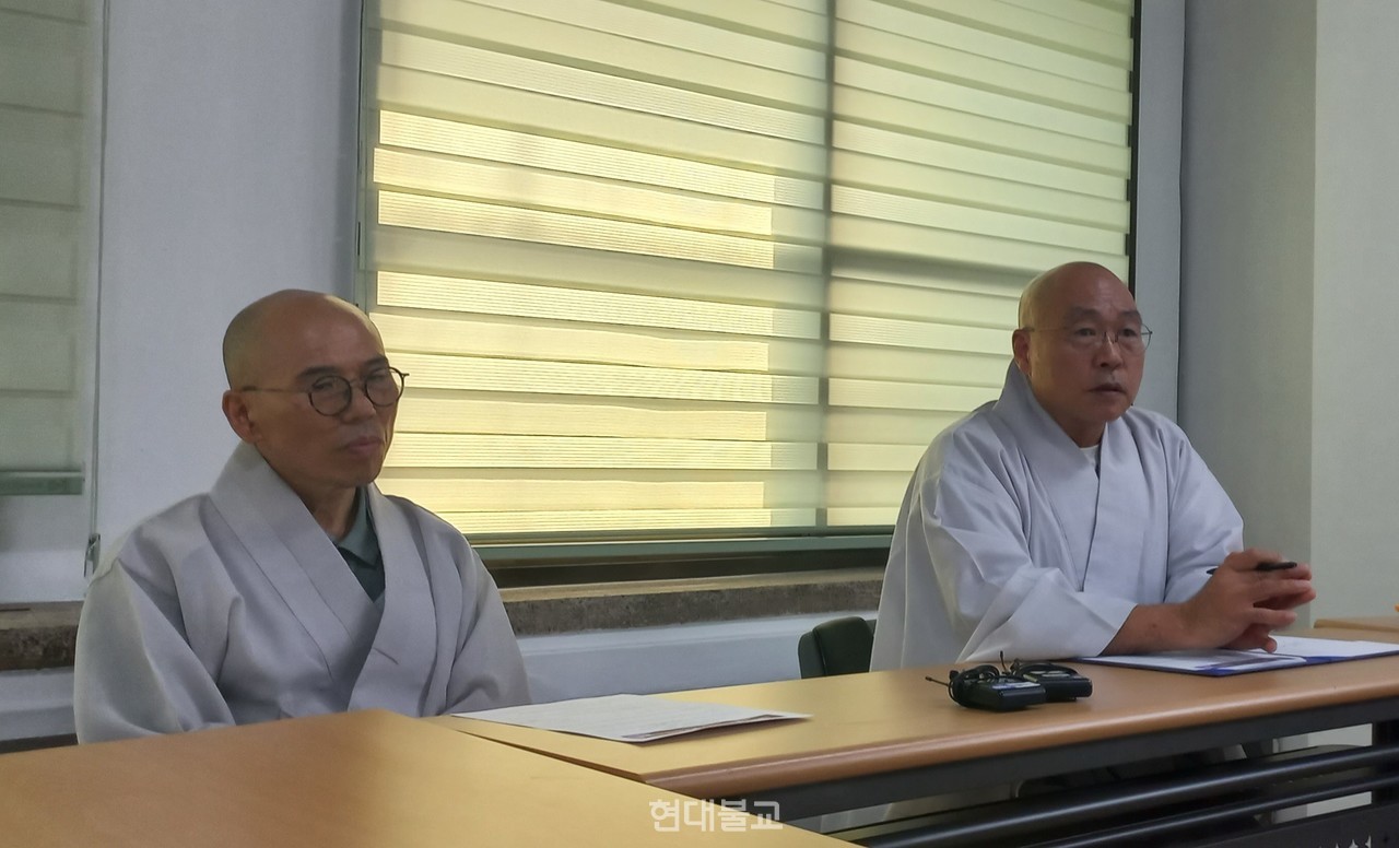 조계종 중앙종회 종교편향불교왜곡대응특별위원회는 9월 25일 기자회견을 열고 ‘국민의힘 장동혁 대표의 종교편향적 언행을 강력히 규탄한다’ 제하의 성명을 발표했다. 기자회견에는 위원장 선광 스님(오른쪽)과 위원 탄보 스님이 참석했다. 사진=배희정 객원기자.