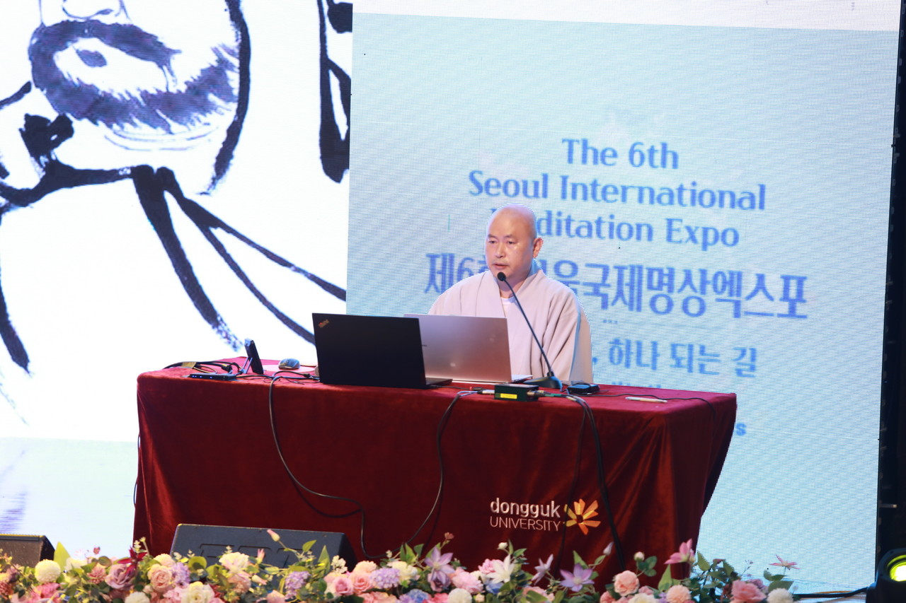 종학연구소장 정도 스님이  ‘선(禪), 하나 되는 길: 동국대 명상 교육과 비전’을 주제로 발표하고 있다. 