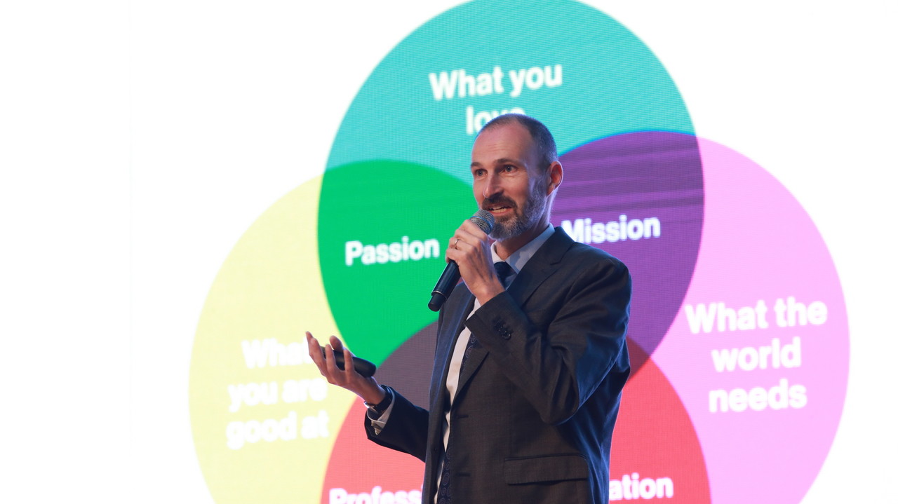 에릭 룩스 소장이 ‘과학과 성찰의 만남: 고등교육 명상의 현재와 미래’ 주제 발표를 하고 있다. 