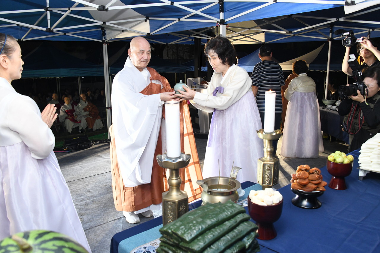 헌다를 하는 소원정사 주지 도계 스님