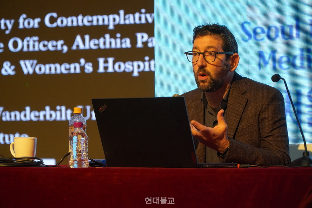 데이비드 바고 회장이 ‘명상을 통한 자기변화’를 발표하고 있다. 