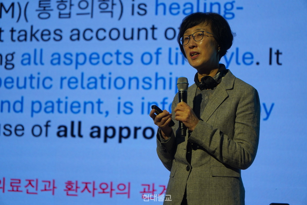 전미선 명예교수가 ‘암 생존자에서 심신요법(명상)의 적용: 진료실에서 호스피스 완화 의료까지’를 발표하고 있다. 