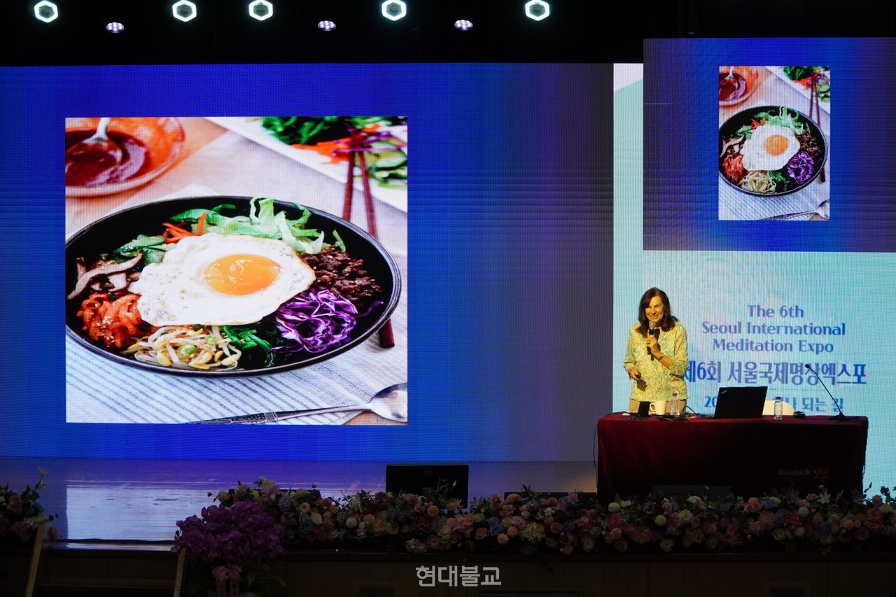 진 크리스텔러 인디애나주립대 심리학과 명예교수가 ‘마음챙김과 마음챙김 먹기: MB-EAT, 현명하고 건강한 자기조절의 길’을 발표하고 있다. 