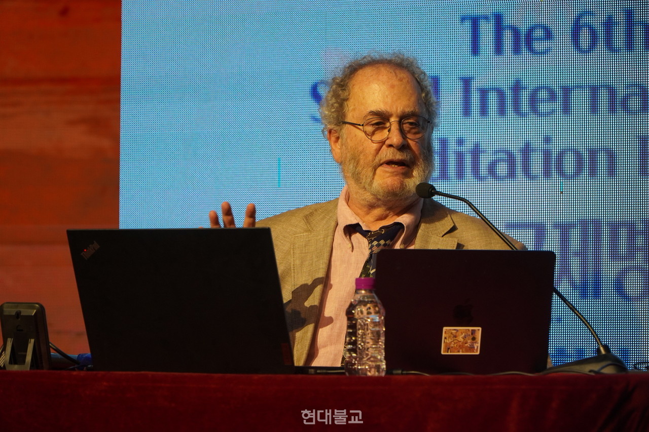 마지막 연사로 나선 해롤드 로스 브라운대 종교학과 교수가 ‘북미 대학의 성찰학에서 명상의 의미’를 발표하고 있다. 