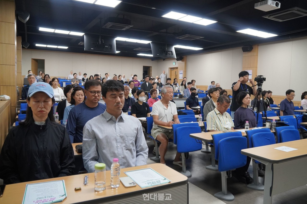 광용 스님의 지도로 명상을 하는 참가자들.