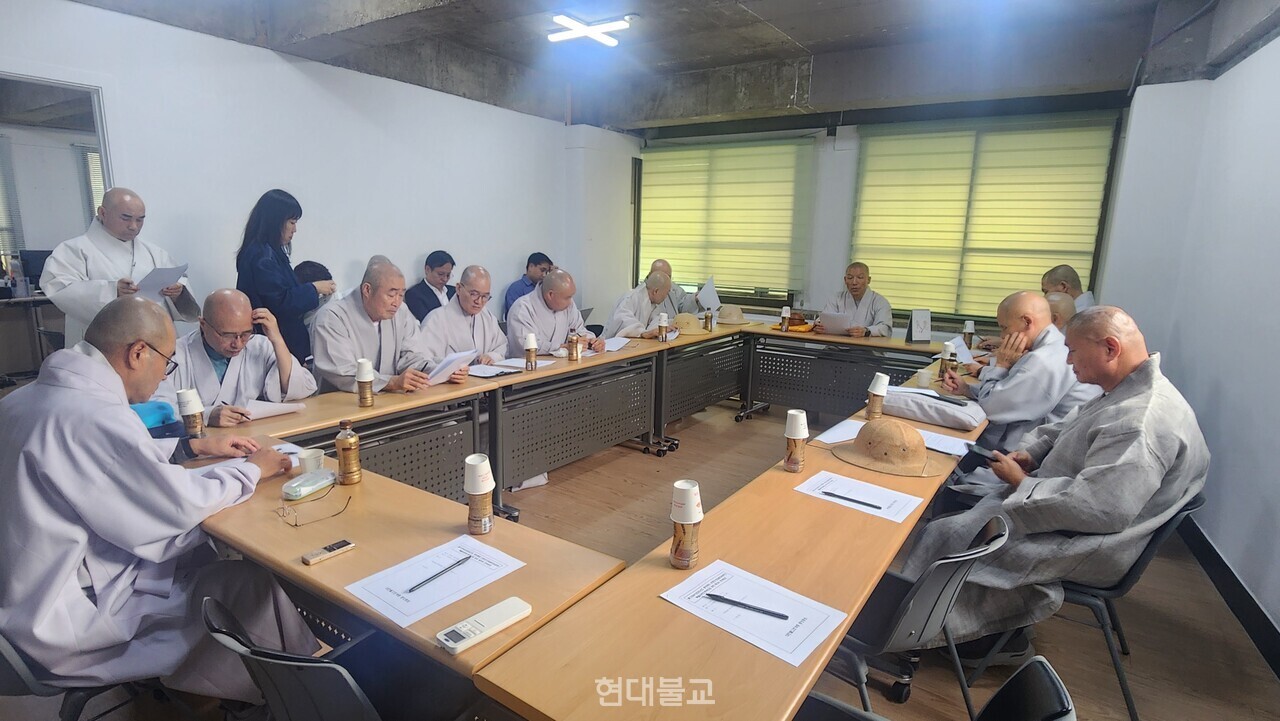 조계종 중앙종회 의장단과 상임분과위원장, 특별위원장, 종책모임 회장단은 9월 30일 서울 룸비니빌딩 5층 중앙종회 회의실에서 제13차 연석회의를 열고 11월 정기회 일정을 확정했다.