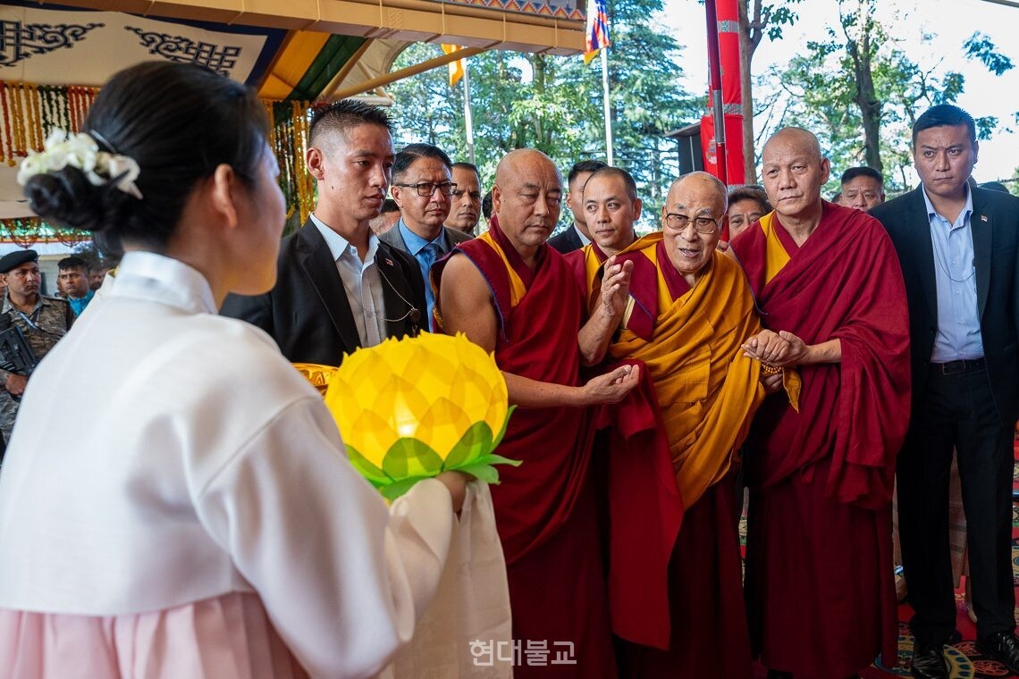 한복과 연등으로 달라이라마를 마중하는 한국 불자.