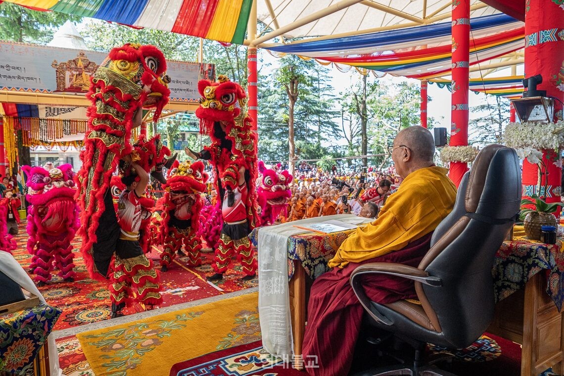 싱가폴의 사자춤을 관람하는 달라이라마와 사부대중.