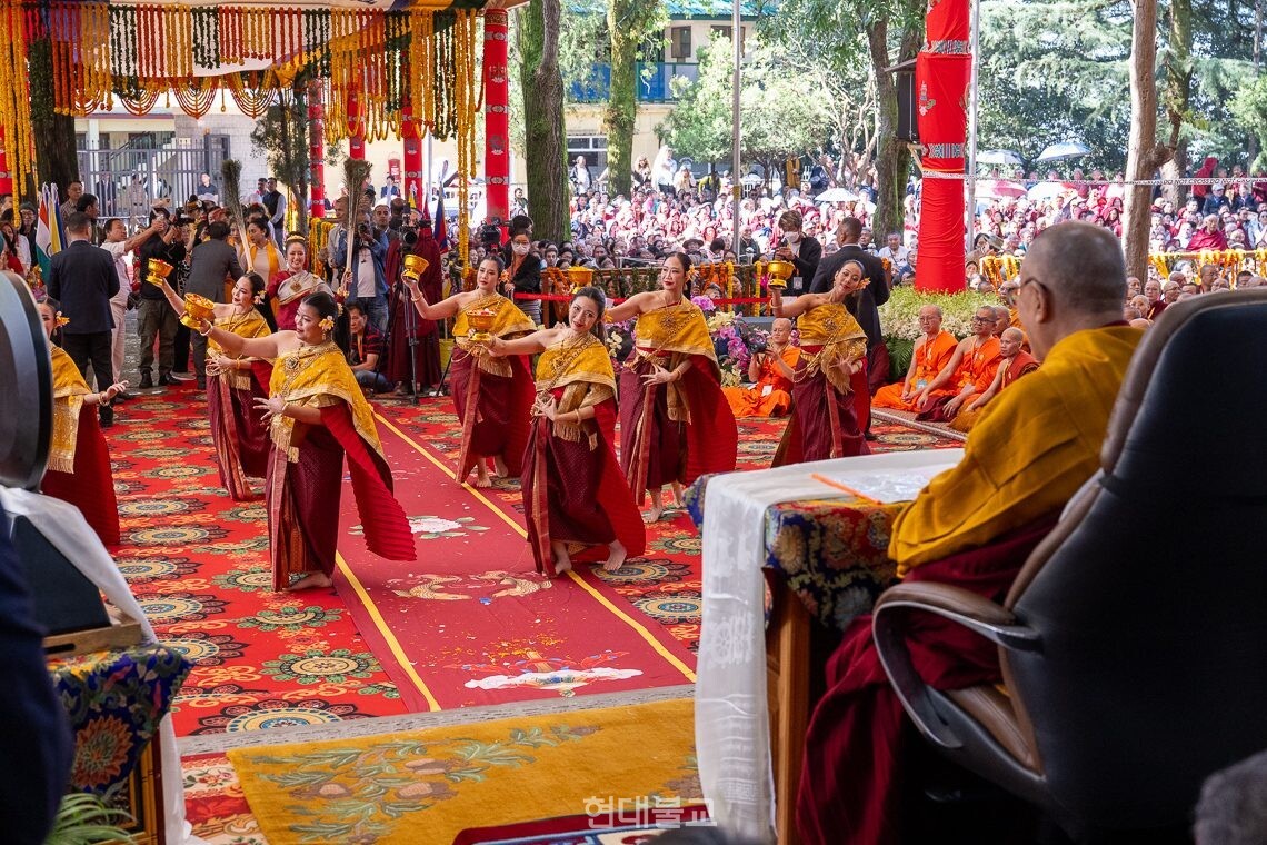 태국 문화공연을 관람중인 달라이라마와 사부대중.