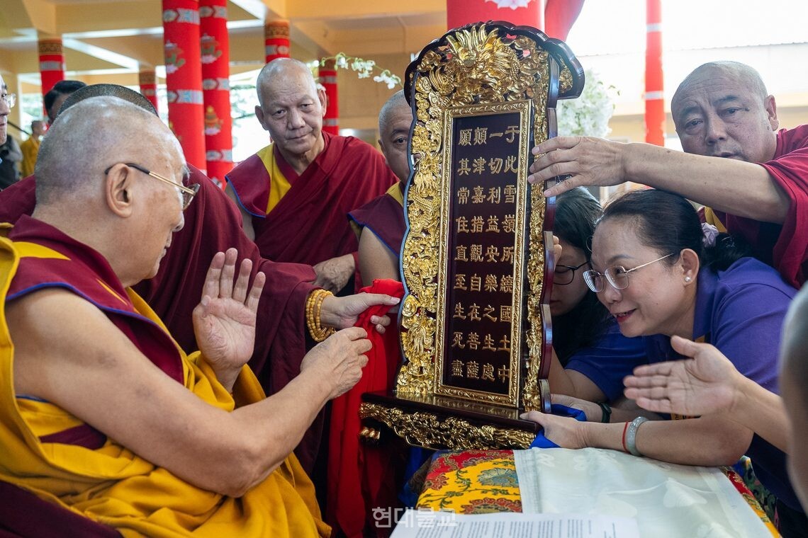 달라이라마의 장수를 기원하는 원패를 봉정하는 동남아 불자들