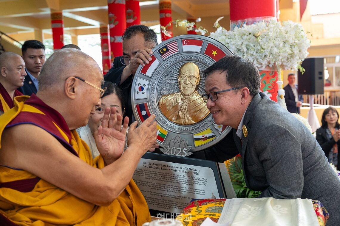 달라이라마께 공동 감사패를 헌정하는 국제조직위 대표들.