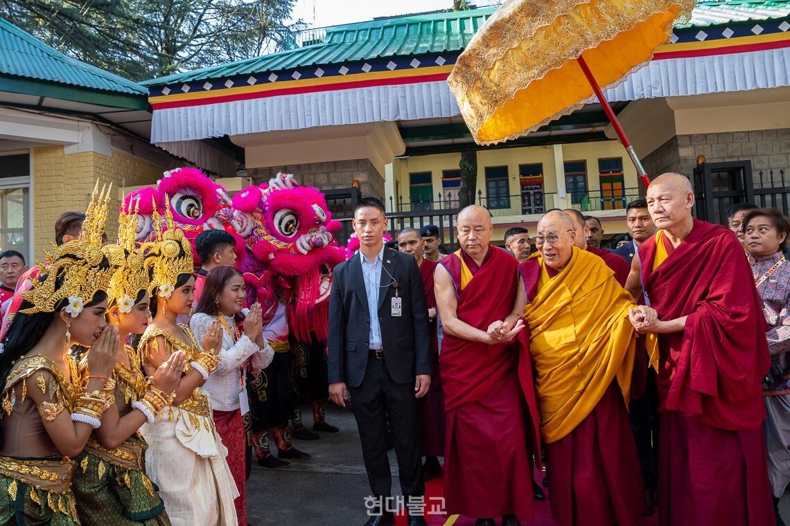 달라이라마를 마중하는 각국의 문화공연 공연자들.