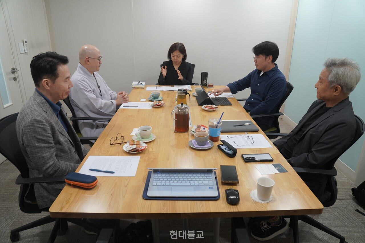 현대불교신문은 창간 31주년을 맞아 ‘AI와 미래불교’를 주제로 특별 좌담회를 마련했다. 9월 12일 본사 회의실에서 열린 좌담회에는 보일 스님(AI부디즘연구소장)과 지승도 한국항공대 소프트웨어학과 명예교수, 이화행 동명대 미디어커뮤니케이션과 교수, 박훈 현대불교 뉴미디어 자문위원이 참여해 AI와 불교의 만남을 주제로 심도 있는 논의를 진행했다.