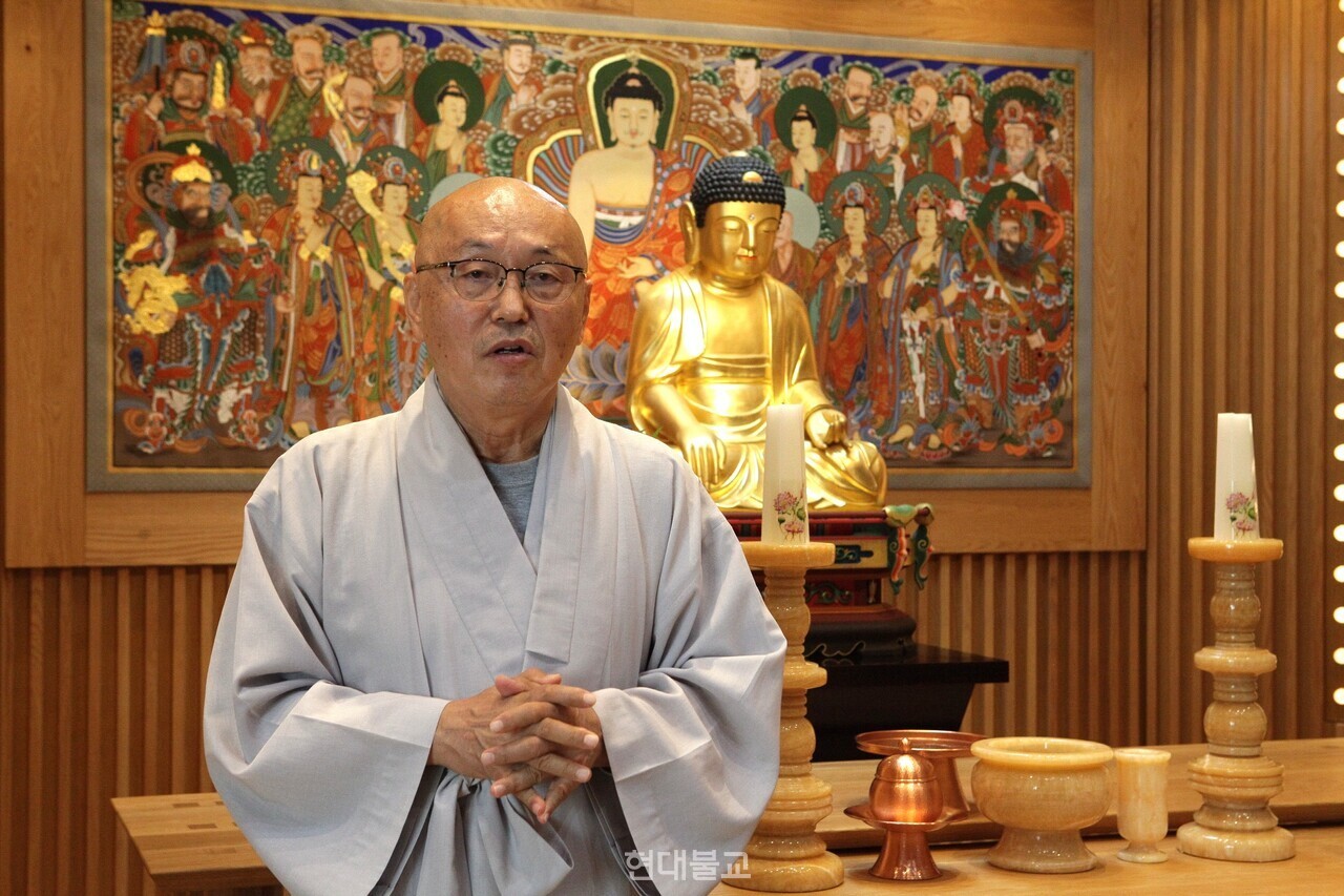 각묵 스님은… 1957년 경남 밀양에서 태어나 부산고등학교를 졸업하고 부산대학교 수학교육과에 재학 중 출가했다. 1979년 화엄사 도광 스님을 은사로 사미계를, 1982년 자운 스님을 계사로 비구계를 수지했다. 출가 후 7년간 선방에서 정진하던 중 초기불교 경전에 관심을 갖고 인도 뿌나대학으로 유학을 떠나 산스크리트어, 빠알리어, 쁘라크리트어를 수학한 뒤 1998년 귀국했다. 2002년 대림 스님과 함께 초기불전연구원을 설립해 지도법사로 활동하며 빠알리 삼장을 완역하는 역경불사를 이끌었다. 〈디가 니까야〉, 〈상윳따 니까야〉, 〈담마상가니〉, 〈위방가〉, 〈이띠웃따까〉, 〈우다나〉 등을 잇달아 번역했다. 또 〈맛지마 니까야〉, 〈앙굿따라 니까야〉, 〈청정도론〉 교열에 참여했고, 불교 교리 입문서 〈초기불교 이해〉와 〈초기불교 입문〉 등을 저술했다. 실상사와 보리원 등에서 경전 강좌와 수행 지도를 이어 왔고, BTN불교TV와 BBS불교방송, 유튜브 등을 통해 법문을 널리 전하고 있다. 2006년 〈디가 니까야〉 완역으로 보현학술상을, 2011년 〈상윳따 니까야〉 번역으로 행원문화상 역경상을 수상했다.
