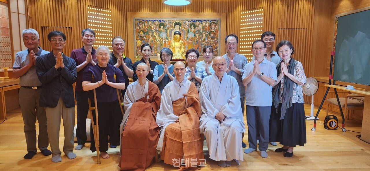 제22기 초기불전학림에서 각묵 스님이 번역한 '테리가타'  1강을 마친 뒤, 참석자들이 함께 기념사진을 촬영했다.
