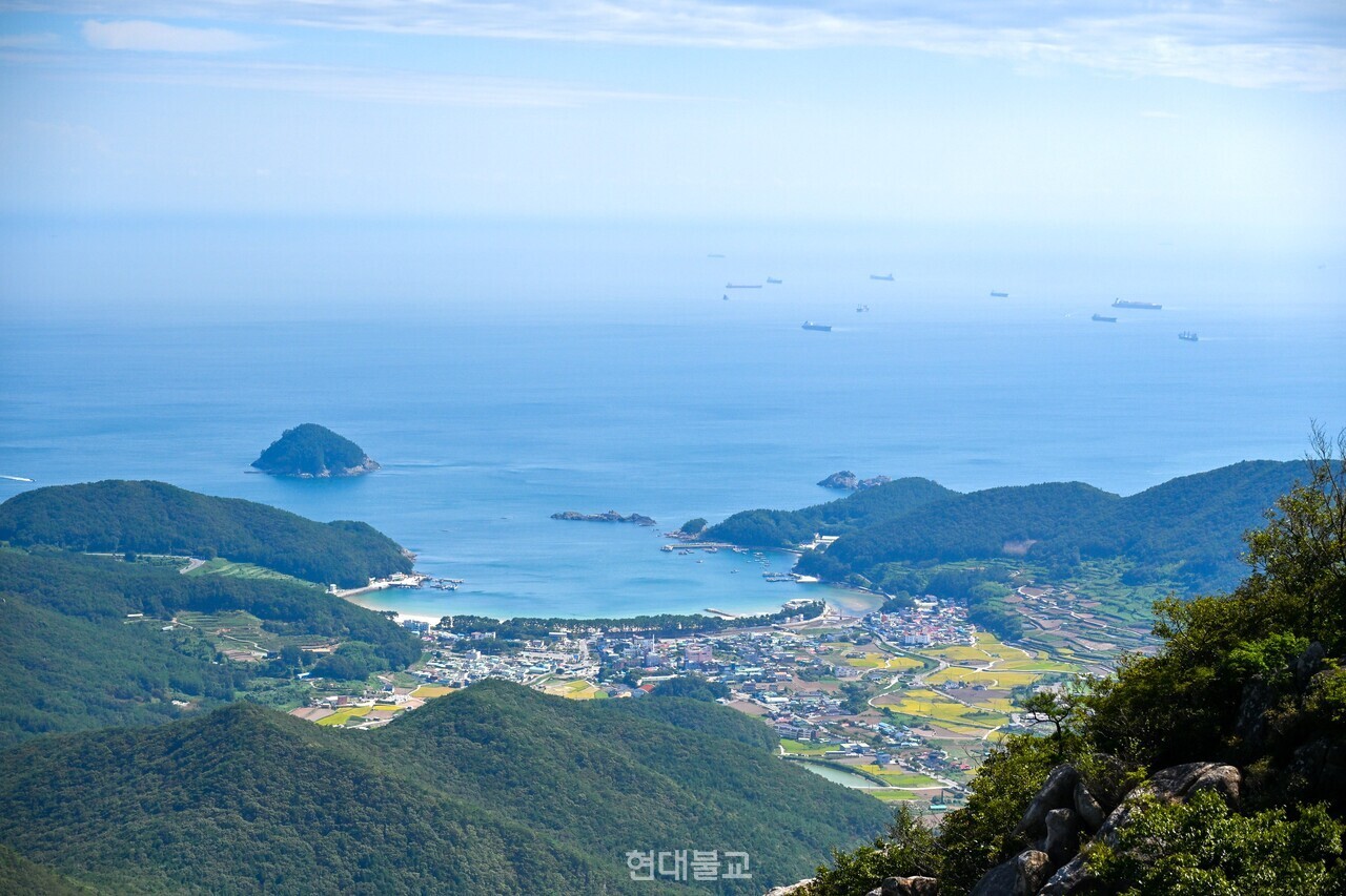 남해 금산에서 바라본 상주해수욕장과 상주마을 일대. 상주마을은 갯마을로 아름답고 모래가 좋아 휴양지로 인기가 높다. 
