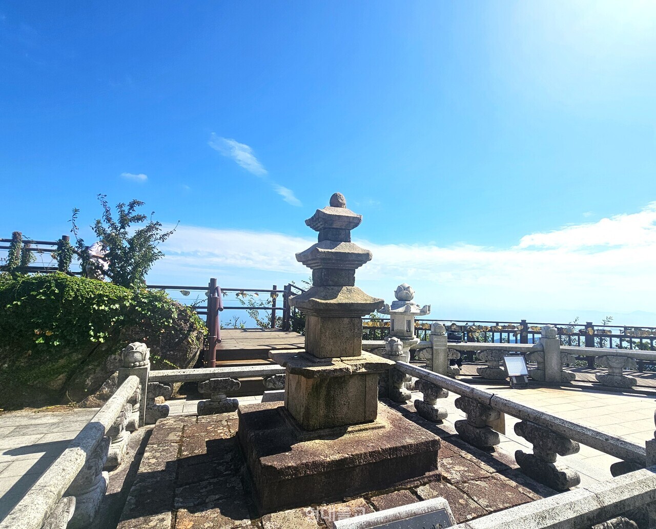 남해 금산 절벽에 자리한 보리암 삼층석탑.  