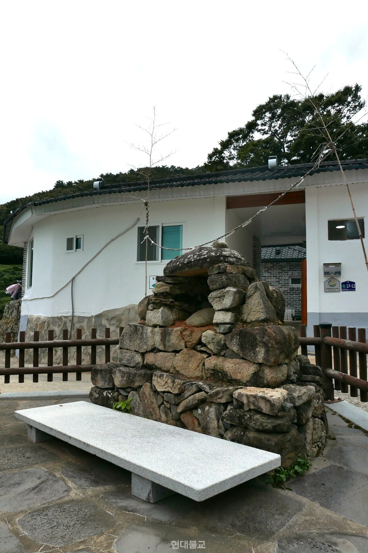 다랭이마을의 밥무덤. 마을 중앙과 동·서 세 군데에 있다.