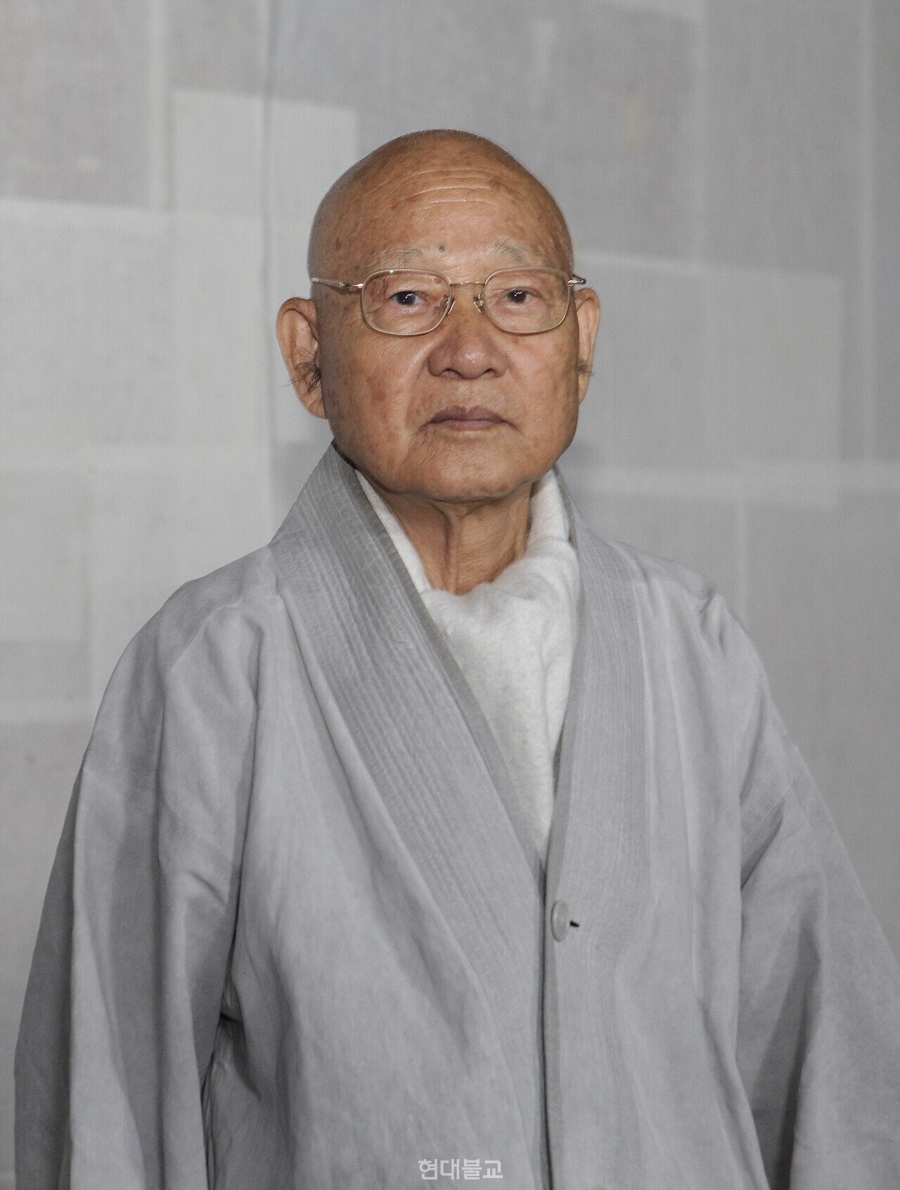 중봉 성파 대종사는… 성파 스님은 월하 스님을 은사로 출가해 1960년 통도사에서 사미계, 1970년 비구계를 수지했다. 1971년 통도사 승가대학을 졸업한 후 총무원 사회부장·교무부장, 영축총림 통도사 주지 소임을 맡았다. 조계종 5·8·9대 중앙종회원을 역임했다. 통도사 서운암에 주석하며 성파시조문학상, 영남시조백일장, 천연염색축제 등을 개최하고 있다. 조계종 종정이자 통도사 방장이다. 사진=하성미 기자