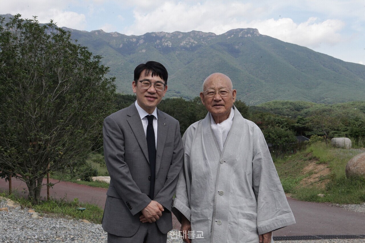 본지 한명우 대표이사와 성파 스님.