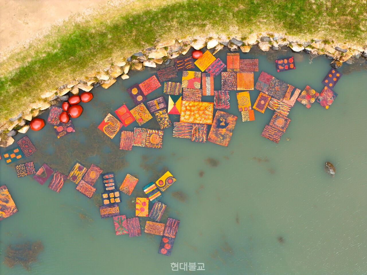 보경호 수면에 띄워진 성파 스님의 옻칠 작품들. 붉은 항아리와 회화의 추상적 색면이 물 위에서 ‘자유의 미술관’을 이루고 있다.