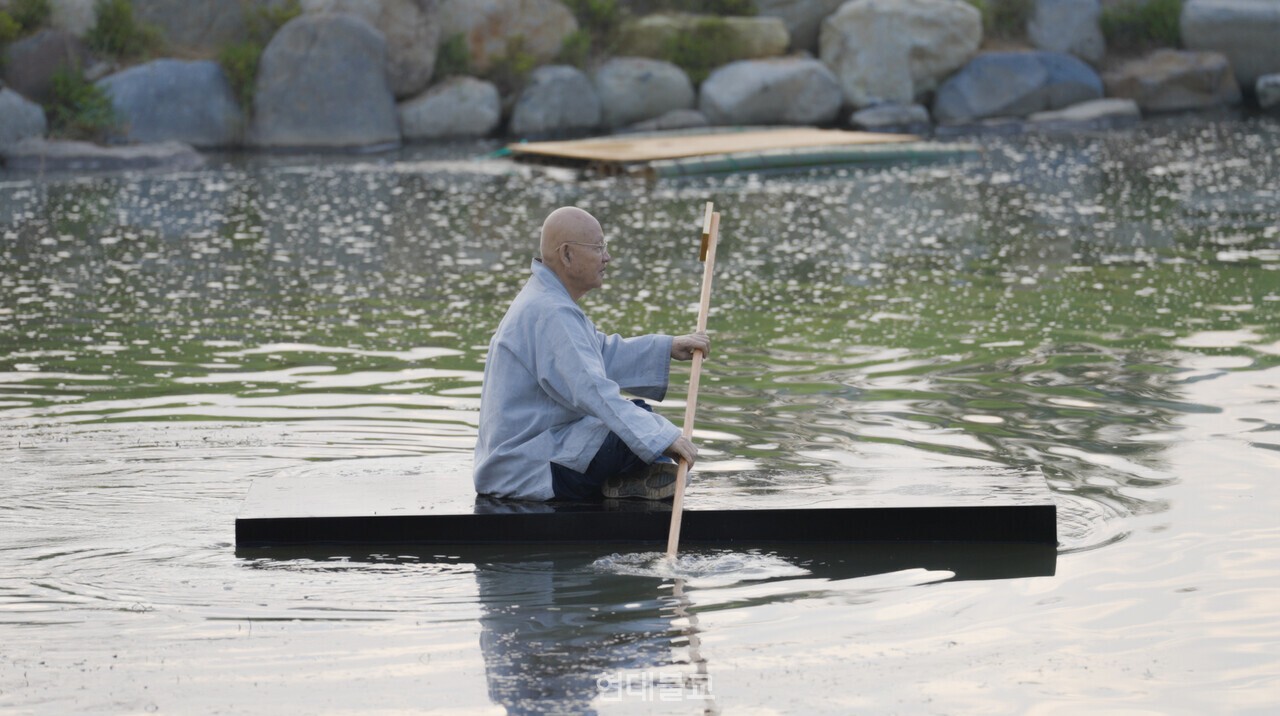 보경호 위를 노 저어 나아가는 성파 스님. 잔잔한 물결 위로 스님의 고요한 수행과 자유의 화폭이 겹쳐진다.