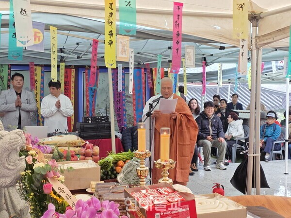 산신대재에서 주지 대현 스님이 법문을 설하고 있다