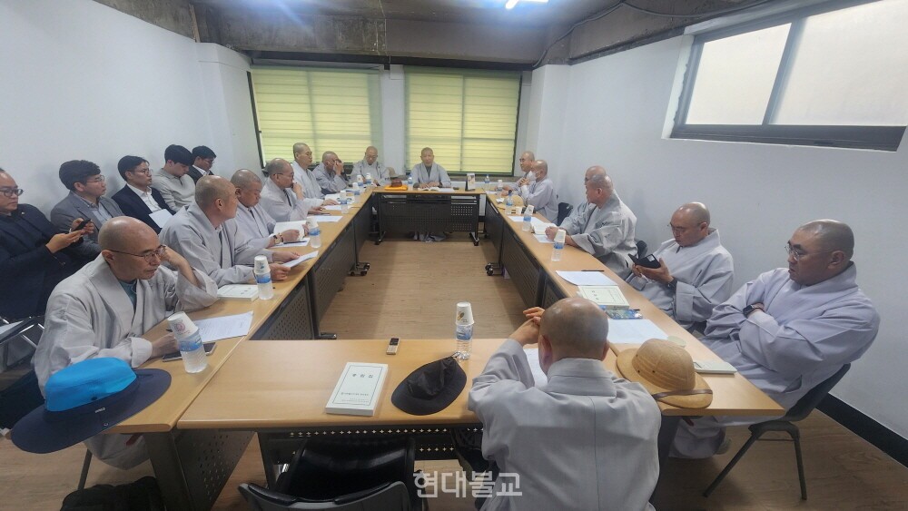 조계종 중앙종회 의장단과 상임분과위원장, 특별위원장, 종책모임 회장단은 10월 15일 서울 룸비니빌딩 5층 중앙종회 회의실에서 제14차 연석회의를 개최하고 정기회 장소를 확정했다.