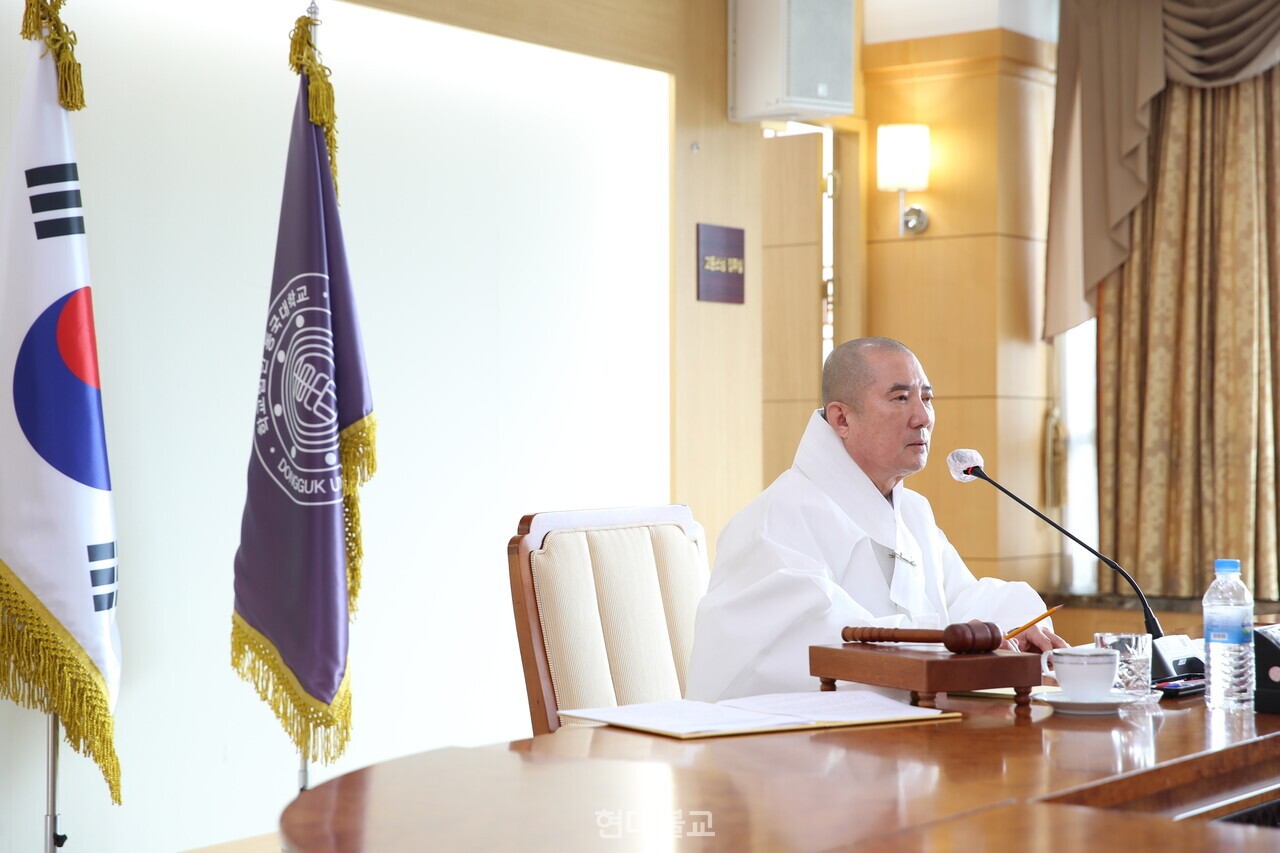 연석회의서 발언 중인 돈관 스님. 