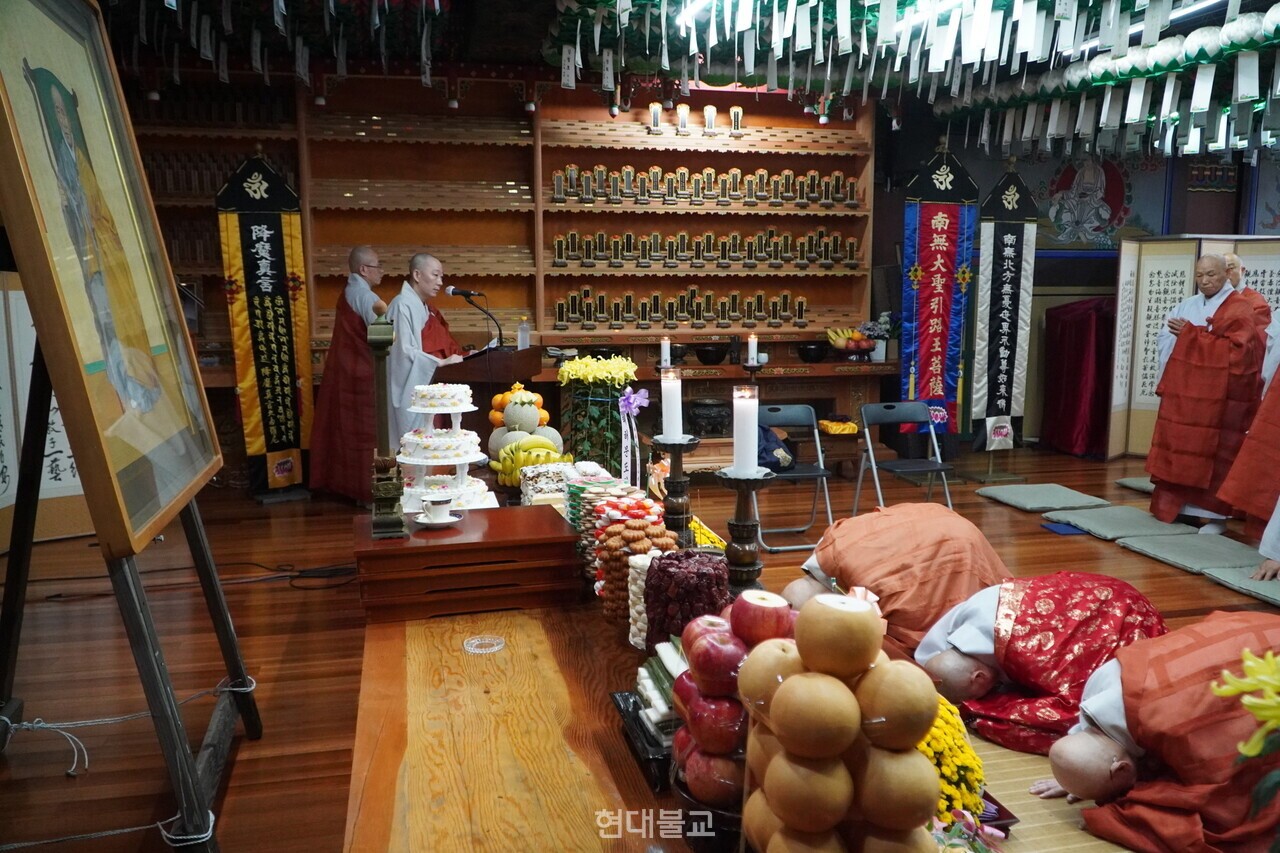 간담회에 앞서 열린 개산조 태허 조사 탄신 121주년 다례재에서 종정 홍파 스님, 총무원장 법명 스님, 원로원장 법륜 스님이 삼배를 올리고 있다. 
