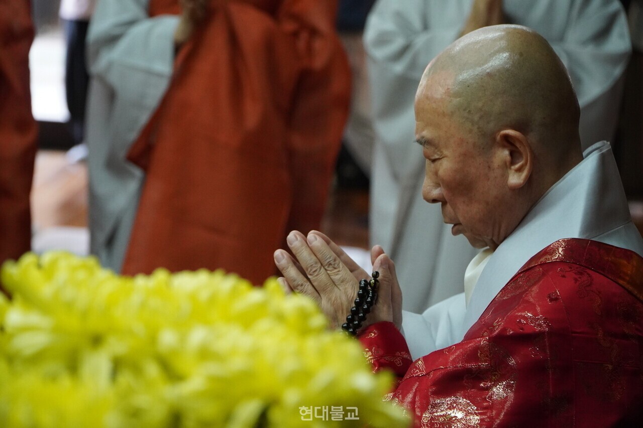 종정 홍파 스님이 축원을 하고 있다. 