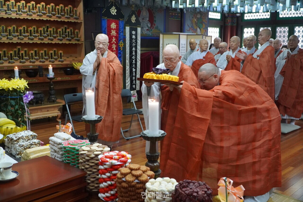 총무원장 법명 스님이 종단 60년사를 봉정하고 있다. 