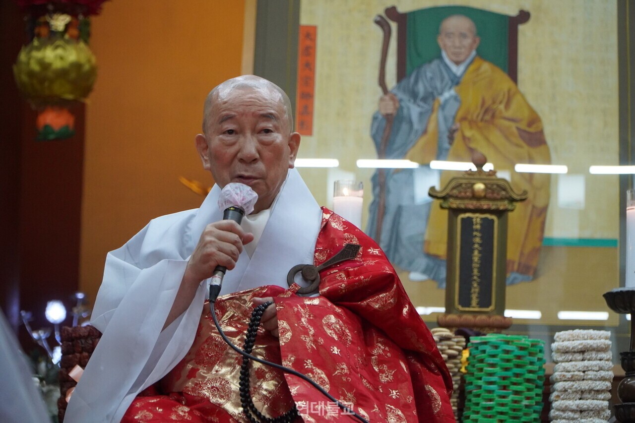 홍파 스님이 탄신 다례재에서 법문을 설하고 있다. 