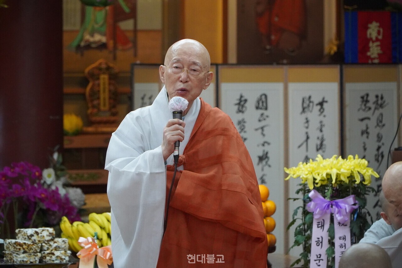 법명 스님이 인사말을 하고 있다. 