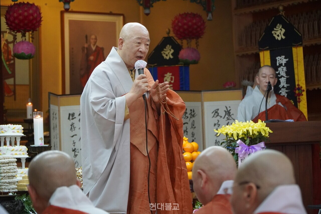 법륜 스님이 인사말을 하고 있다. 