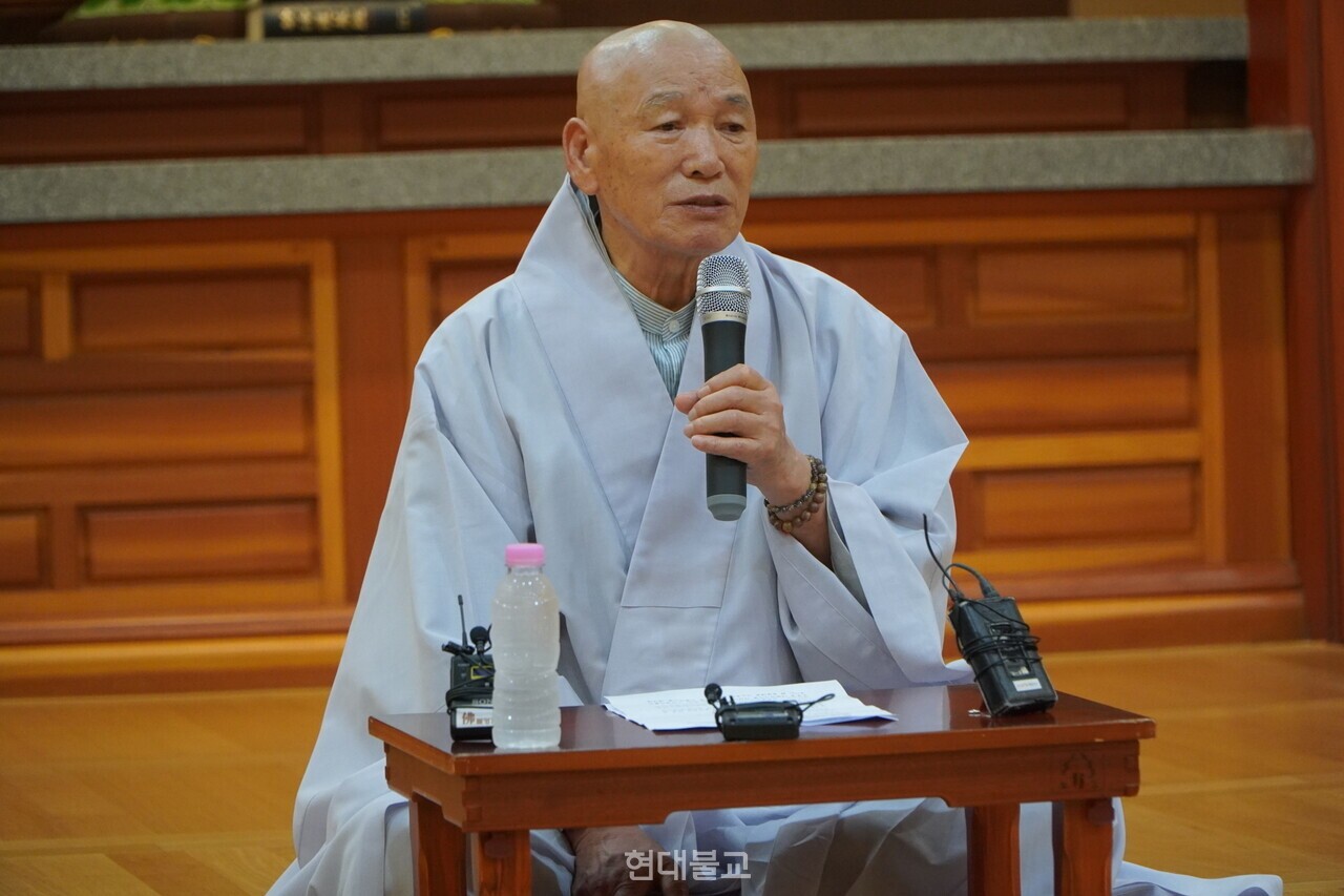 관음종 부원장 도각 스님이 법회 계획을 설명하고 있다. 