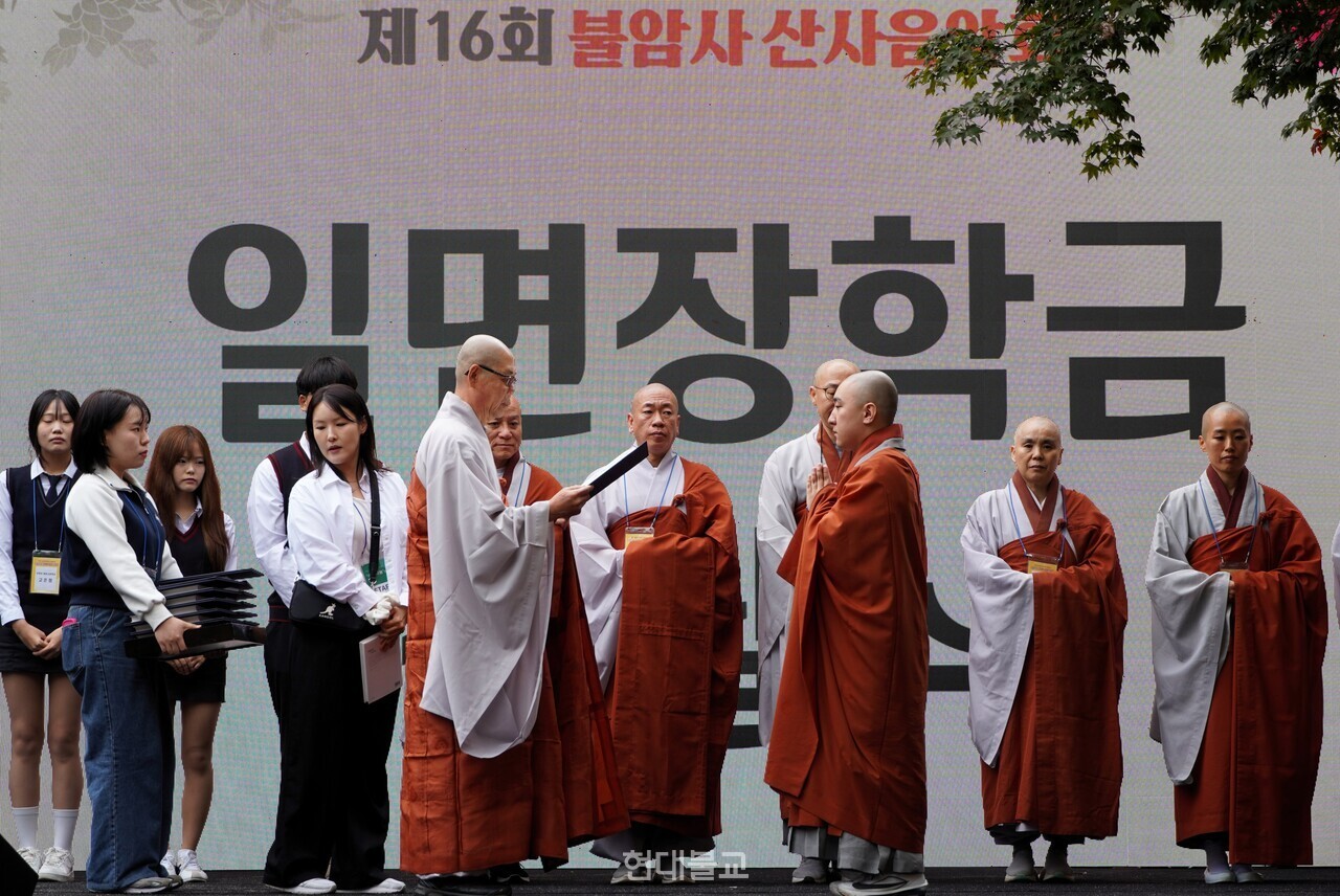 �ϸ�����ȸ�� ���л� 20������ 1700������ �����ߴ�.