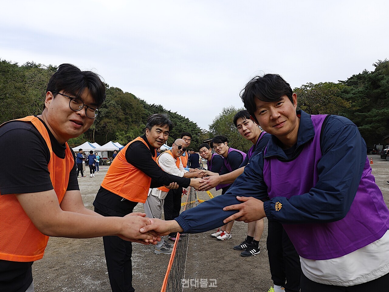 ���������� �����ҹ漭���� ��� �� �λ縦 �ϰ� �ִ�.