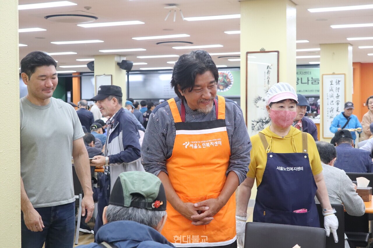 에드워드 리 셰프는 조리뿐만 아니라 어르신들과 따뜻하게 교류하는 시간도 가졌다.