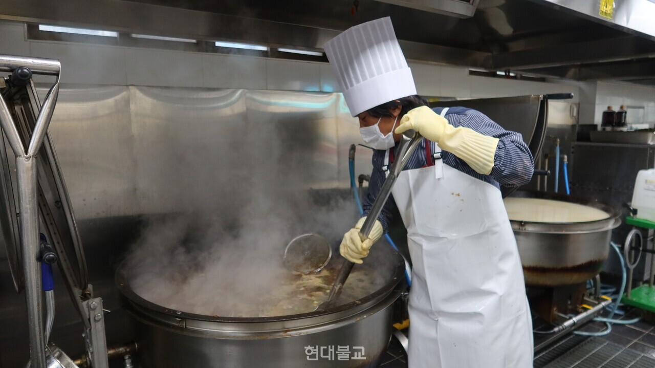 에드워드 리 셰프는 소갈비찜 1000인분을 직접 조리해 어르신들에게 대접했다.