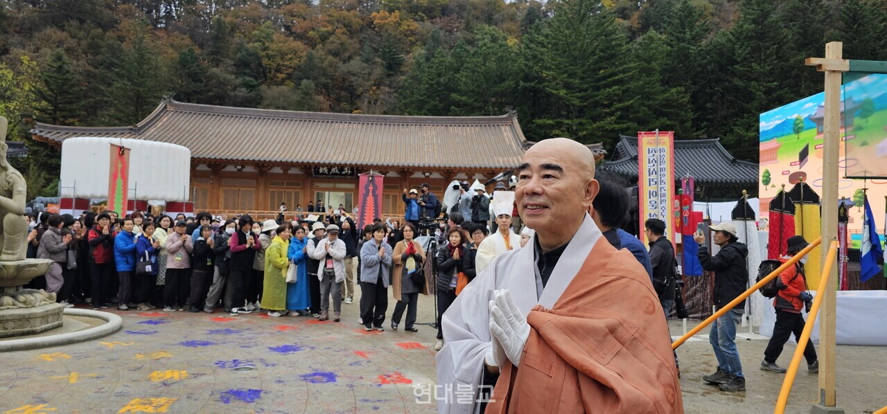 ‘연기의 숲, 모든 생명은 연결되어 함께 빛난다’ 2025 오대산문화축전에서 월정사 주지 퇴우 정념 스님과 동참 대중들이 ‘화엄 탑돌이’ 공동체 퍼포먼스로 하나되고 있다.