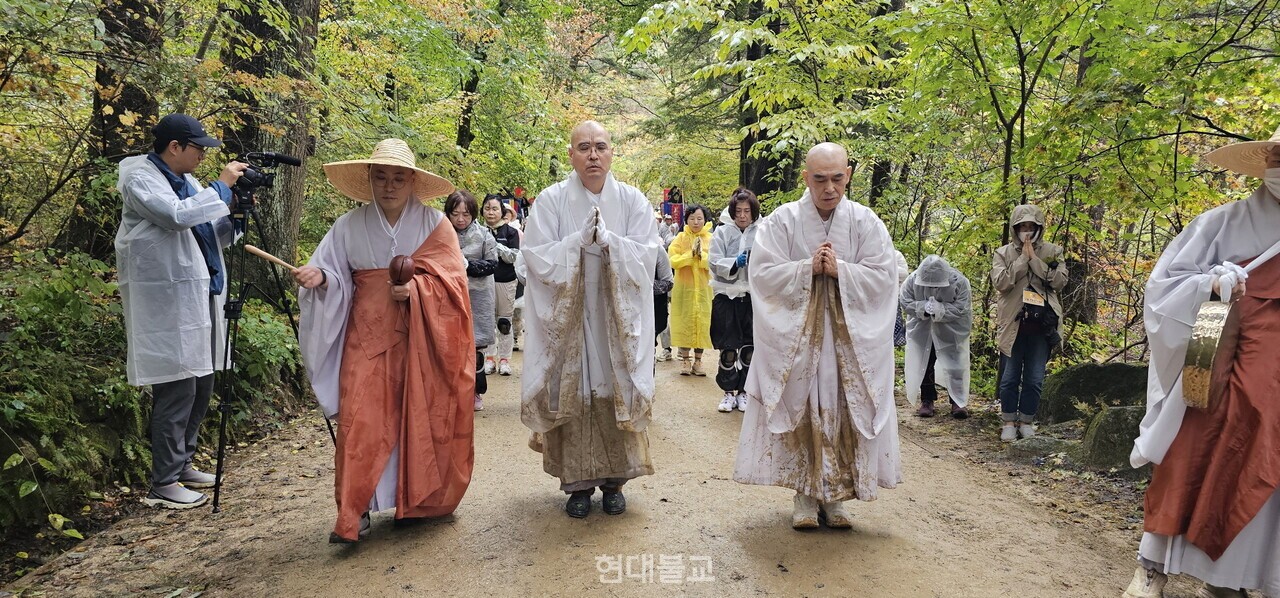 상원사 문수동자상에 봉안된 진신사리를 월정사 전나무숲길을 따라 특설무대까지 약 1km 구간을 삼보일배로 이운하고 있는 봉찬기도회 자현 스님과 동참 대중들